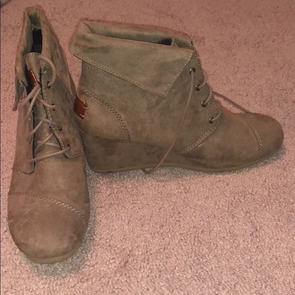 Wedged boots